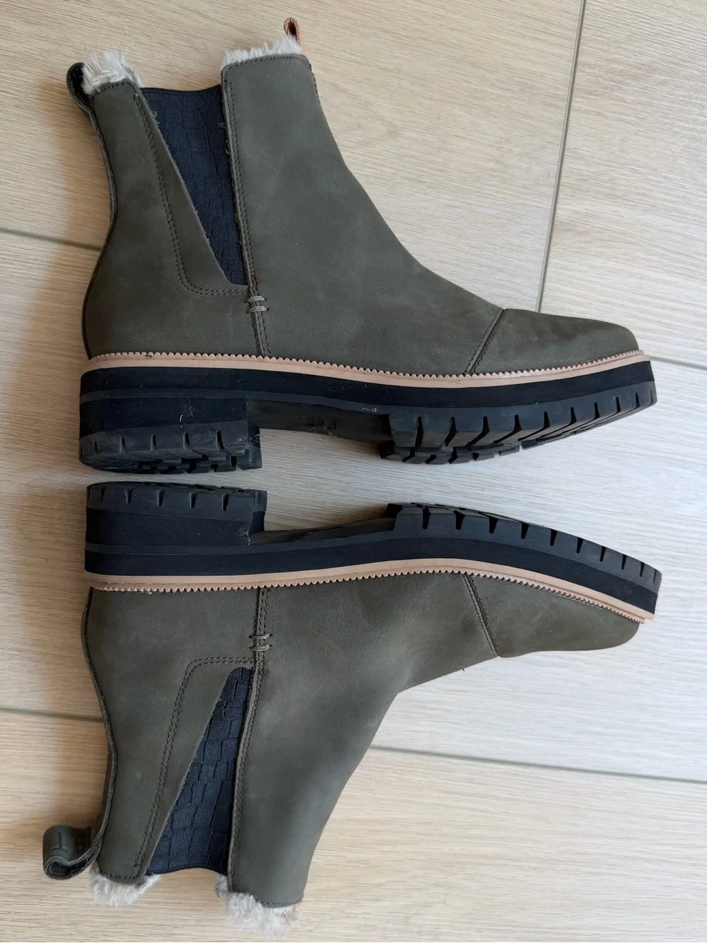TOMS Dakota Chelsea Boots Women’s size 8